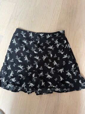 Abercrombie & Fitch Black and White Floral Ruffle Mini Skirt